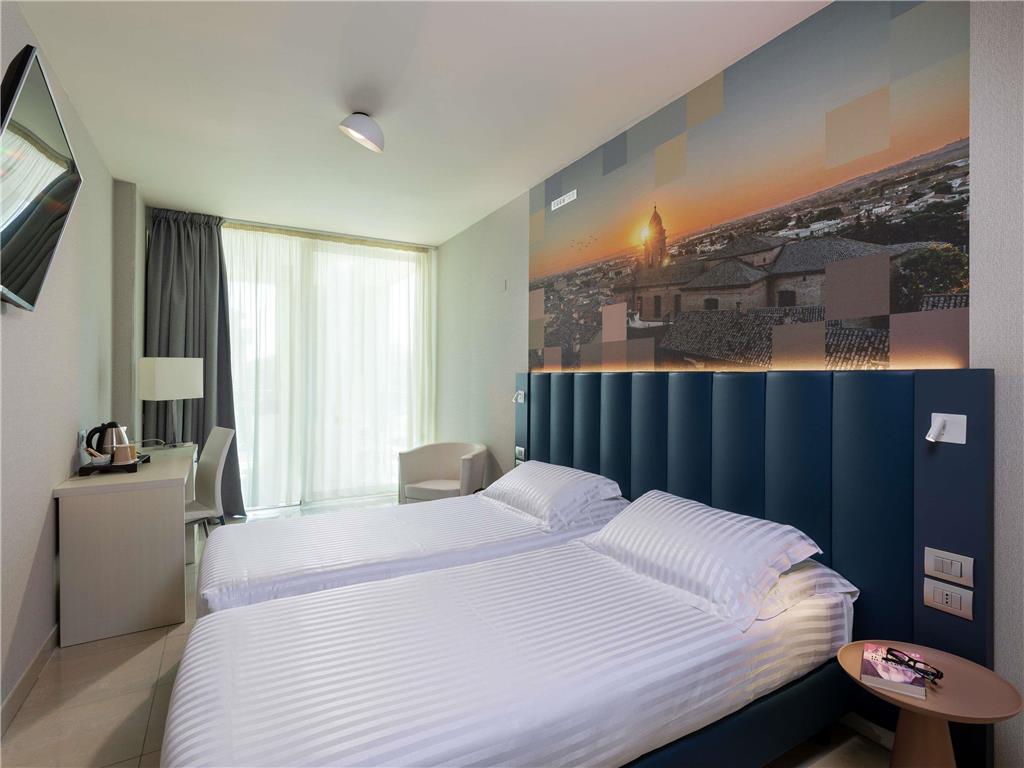 Mercure Rimini Artis - Tap to explore photos