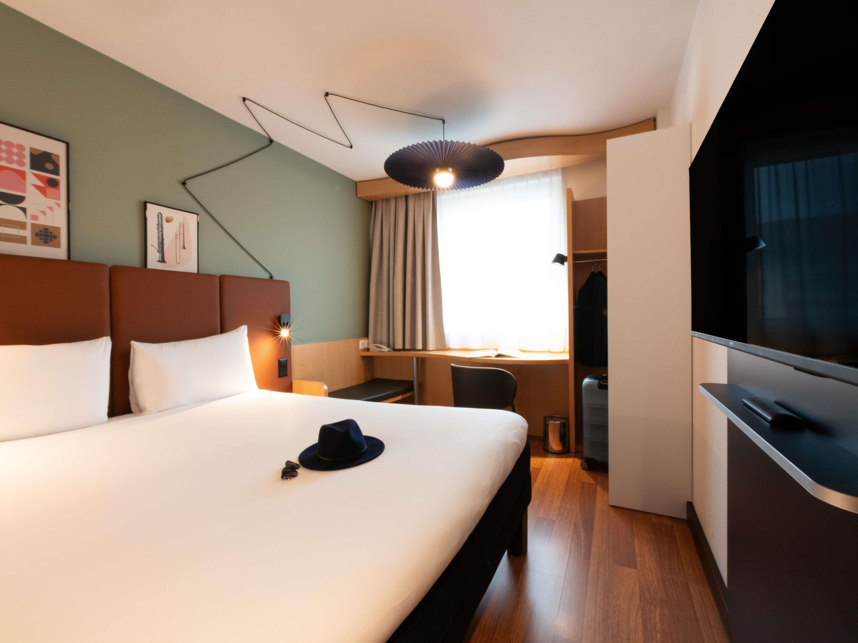 ibis Geneve Centre Nations Room Type - Standard Room with 1 queen-size bed and twin beds