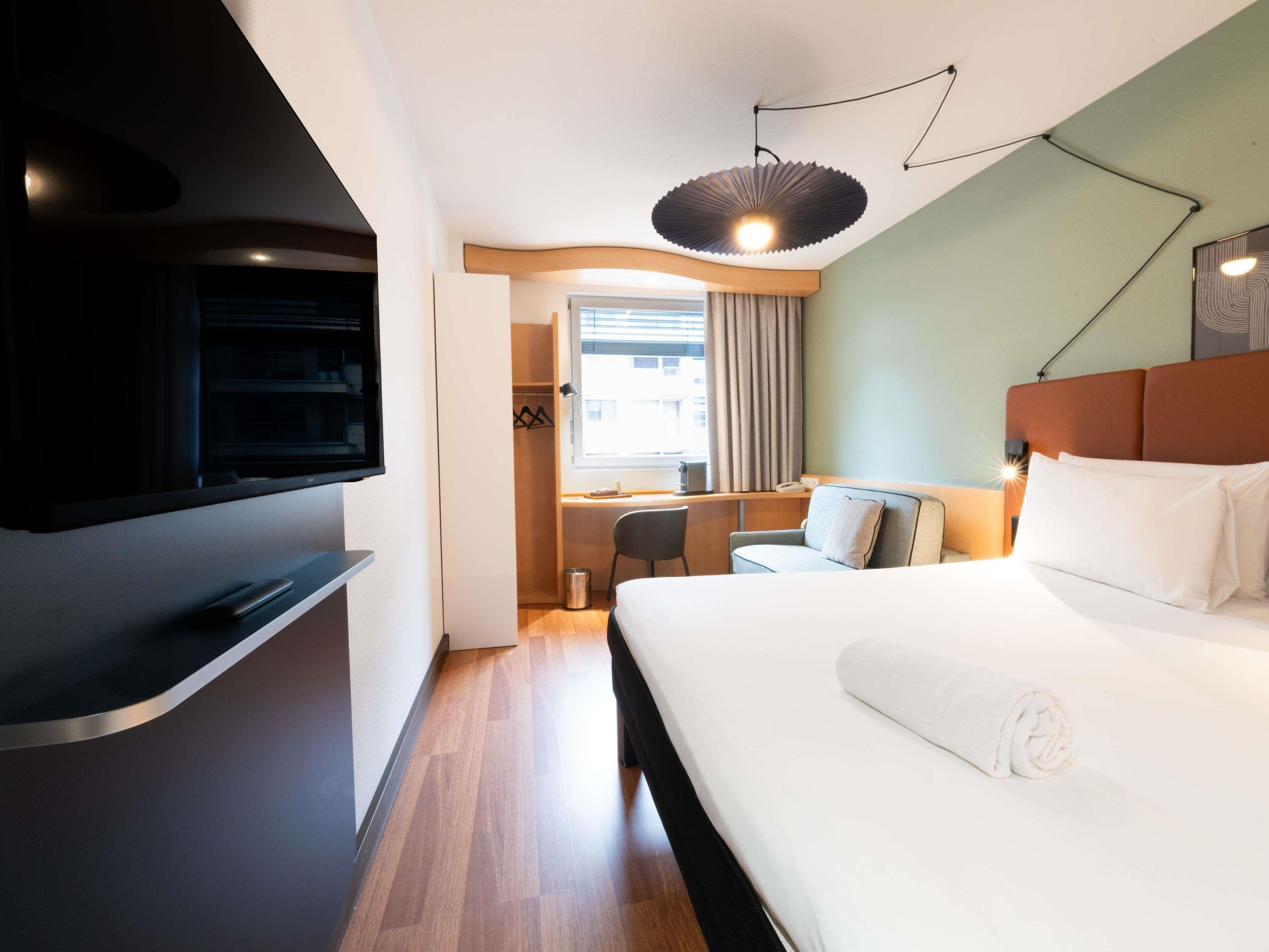 ibis Geneve Centre Nations Room Type - Room with 1 double bed (63x79) and 1 sofa bed (31x79) featuring the new bedding ibis Geneve Centre Nations Room Type - Room with 1 double bed (63x79) and 1 sofa bed (31x79) featuring the new bedding