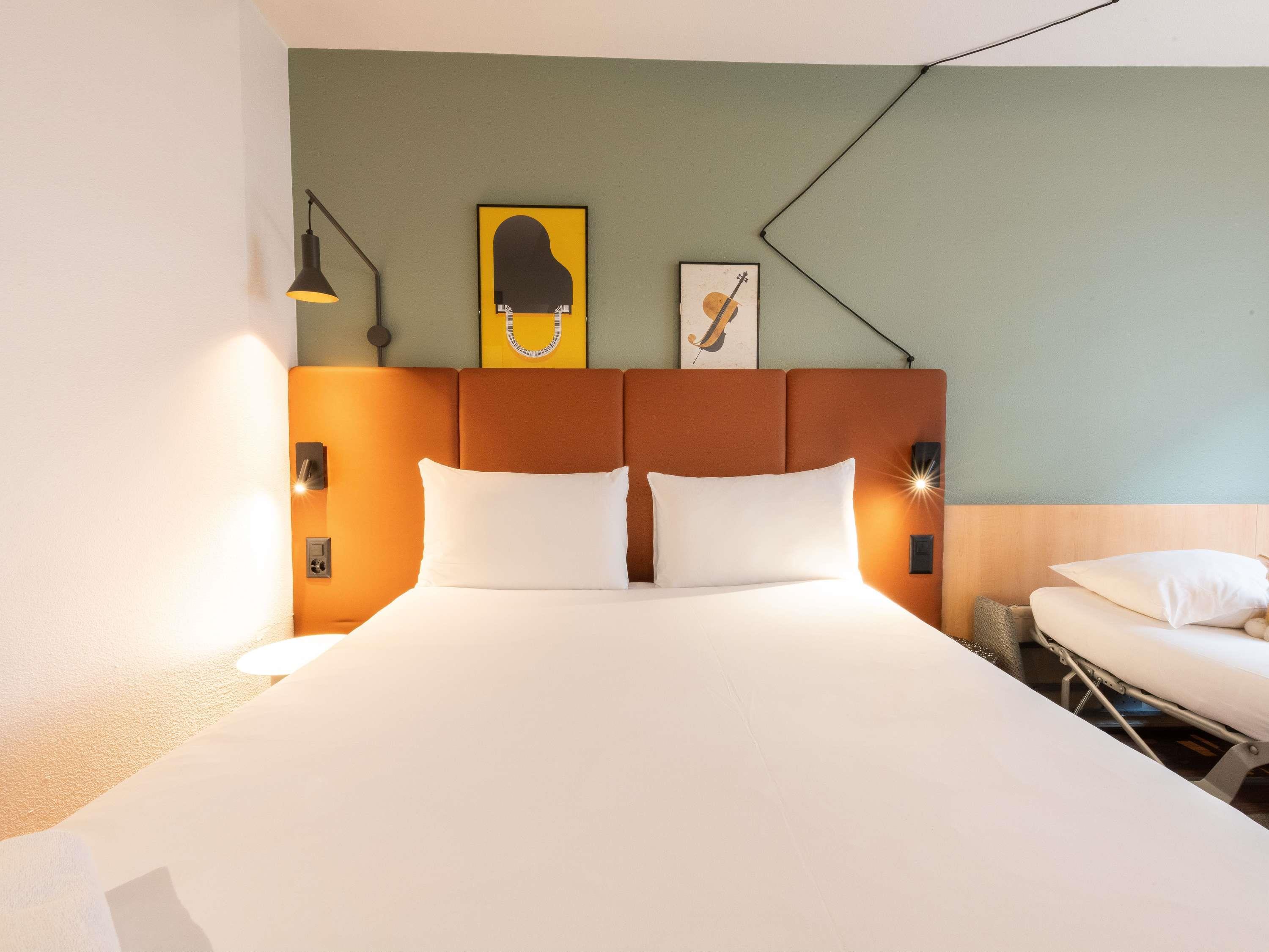 ibis Geneve Centre Nations Room Type - Room with 1 double bed (63x79) and 1 sofa bed (31x79) featuring the new bedding ibis Geneve Centre Nations Room Type - Room with 1 double bed (63x79) and 1 sofa bed (31x79) featuring the new bedding