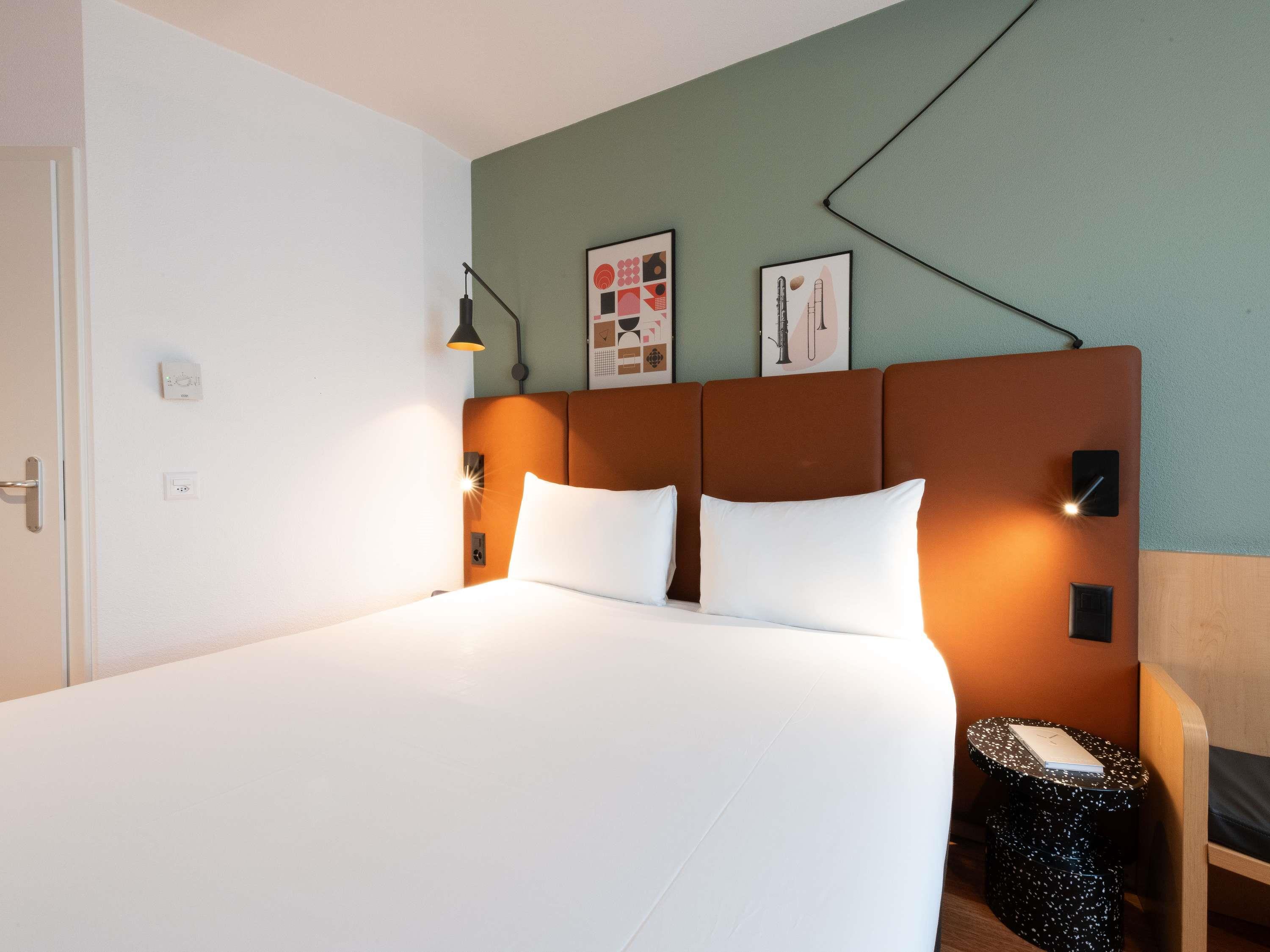 ibis Geneve Centre Nations Room Type - Standard Room with 1 queen-size bed and twin beds ibis Geneve Centre Nations Room Type - Standard Room with 1 queen-size bed and twin beds