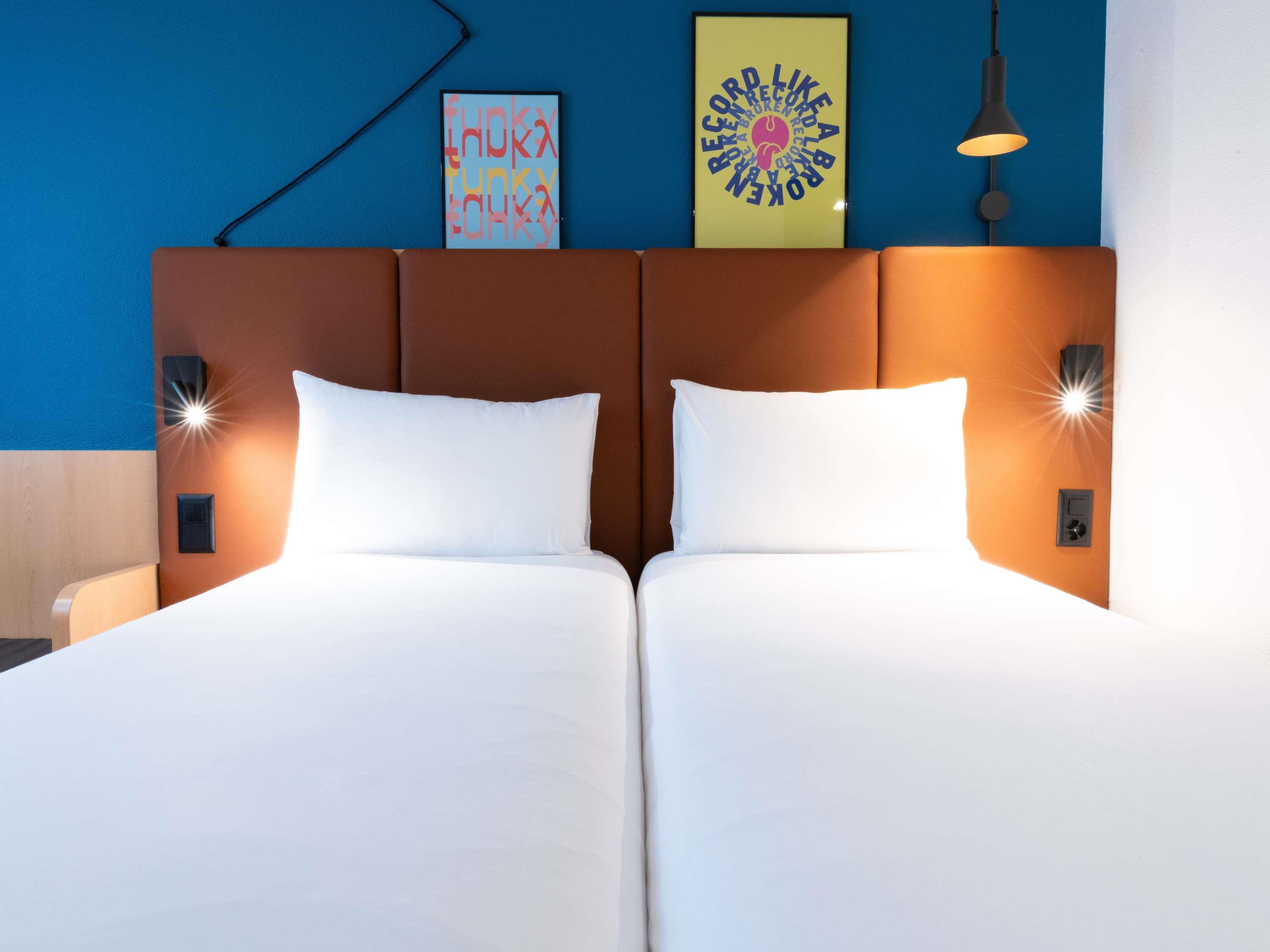 ibis Geneve Centre Nations Room Type - Room with twin beds 80x200 cm featuring the new bedding ibis Geneve Centre Nations Room Type - Room with twin beds 80x200 cm featuring the new bedding