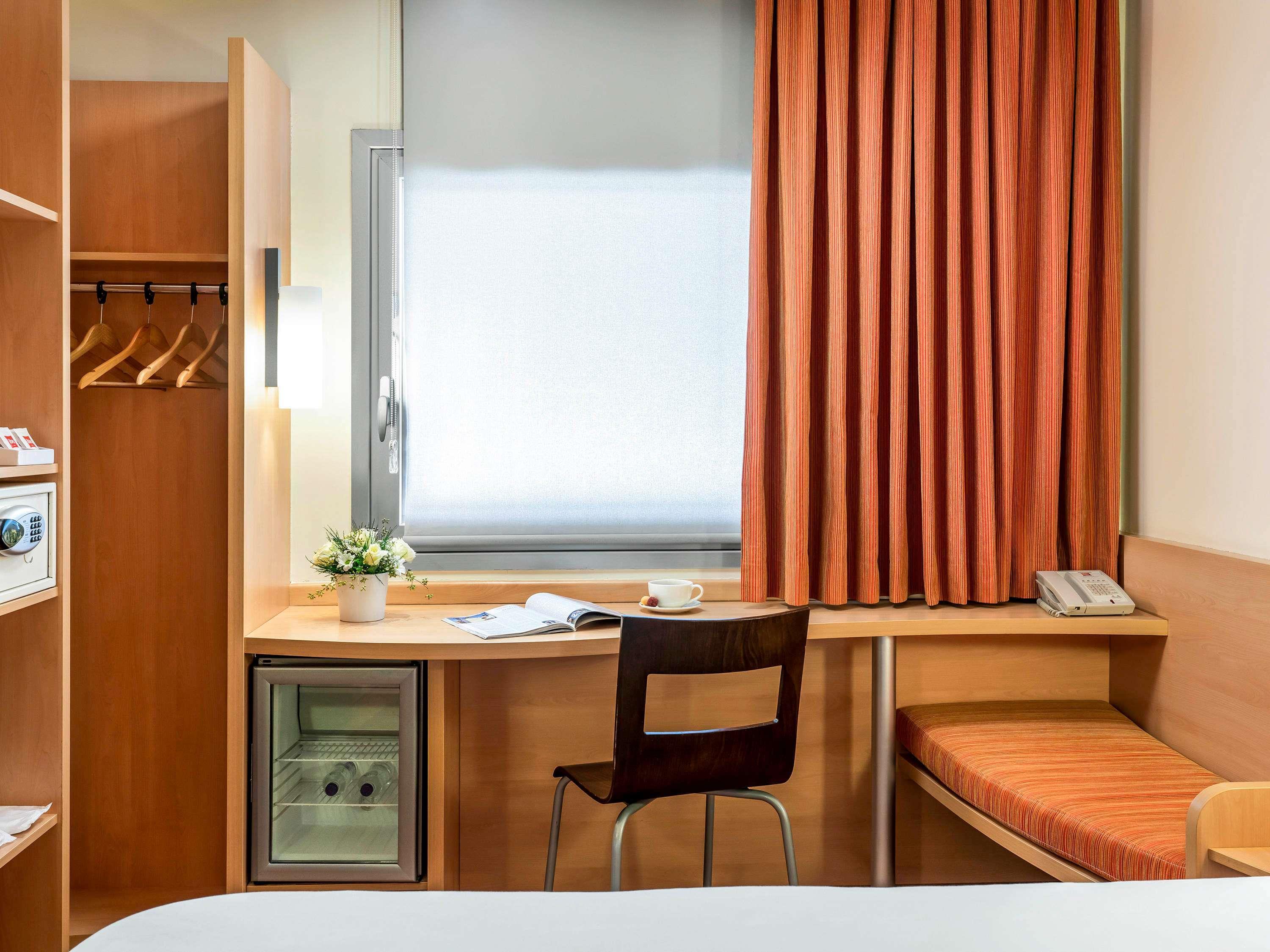 ibis Izmir Alsancak Room Type - Room with 1 double bed equipped with the new bedding ibis Izmir Alsancak Room Type - Room with 1 double bed equipped with the new bedding