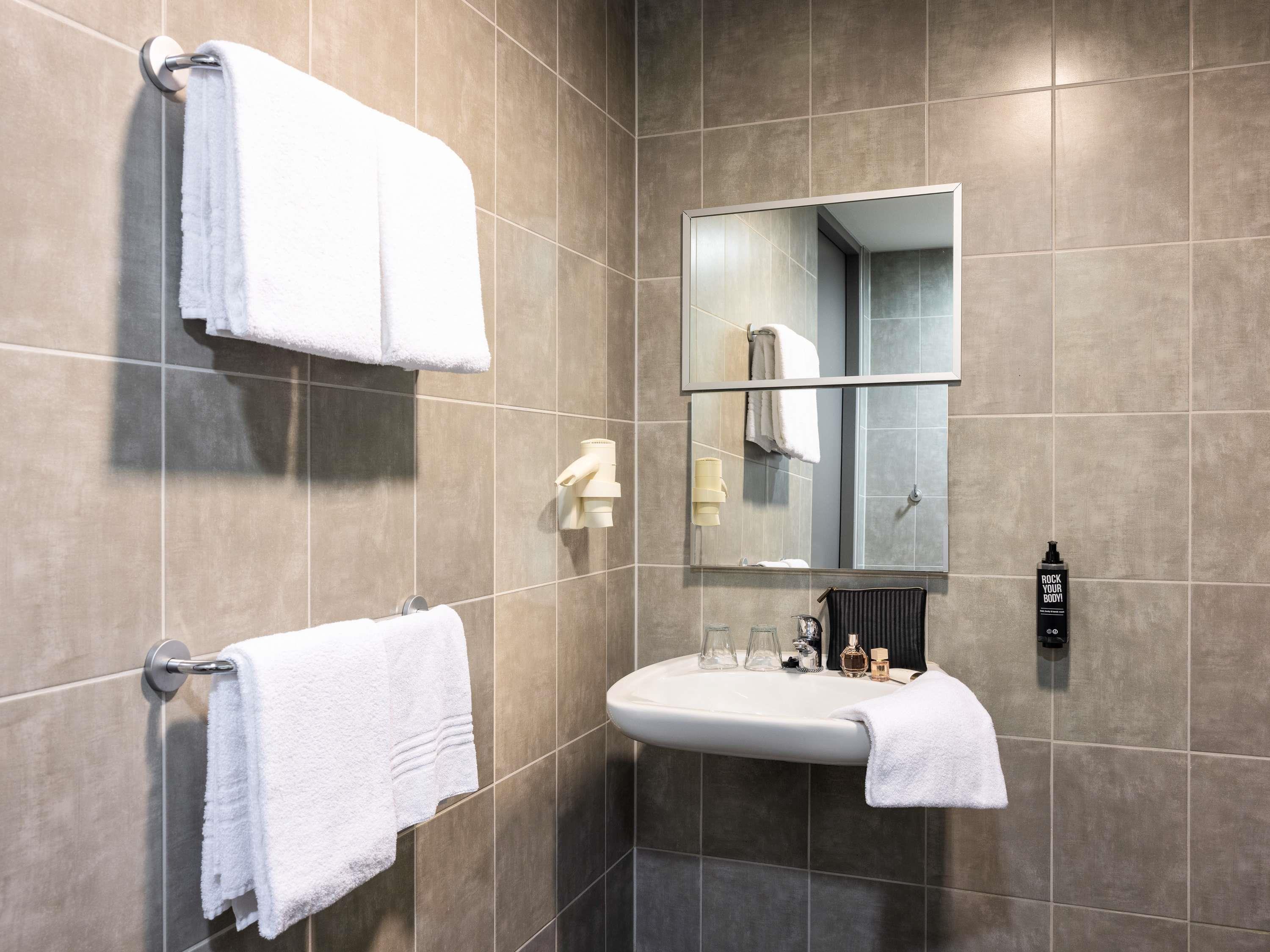 Ibis Rotterdam City Centre Room Type - Room with 3 Single Beds