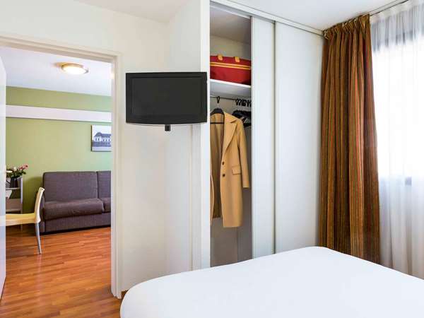 4-person Studio