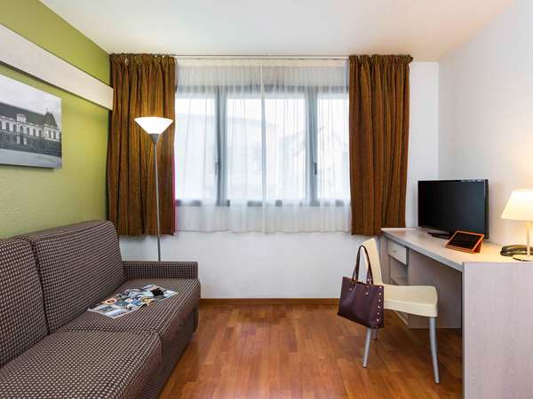 4-person Studio
