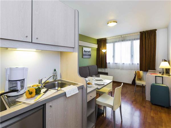 4-person Studio