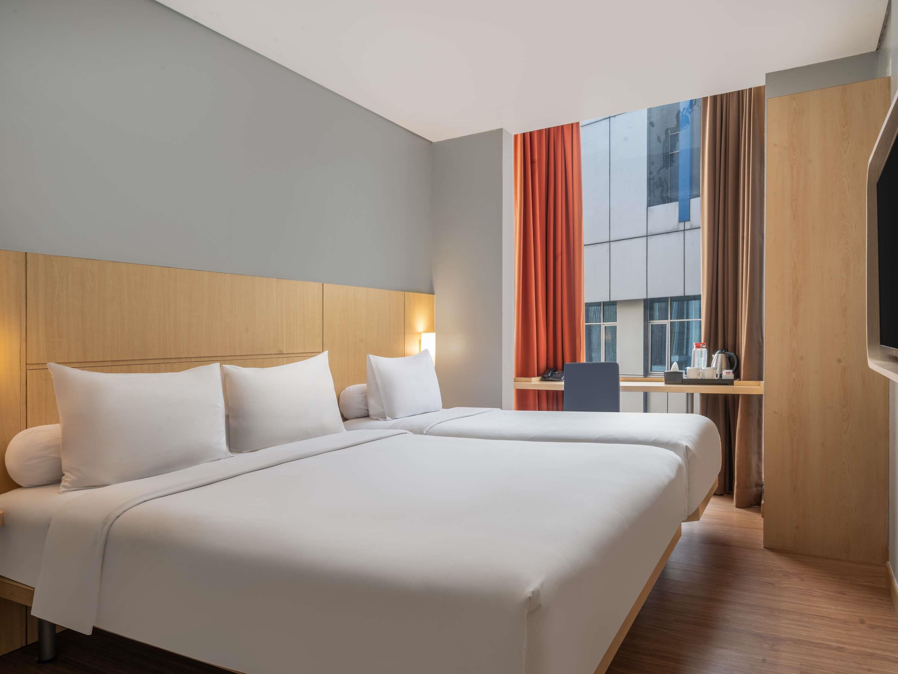 ibis Jakarta Senen Room Type - Standard Room with 1 double bed and 1 single bed ibis Jakarta Senen Room Type - Standard Room with 1 double bed and 1 single bed