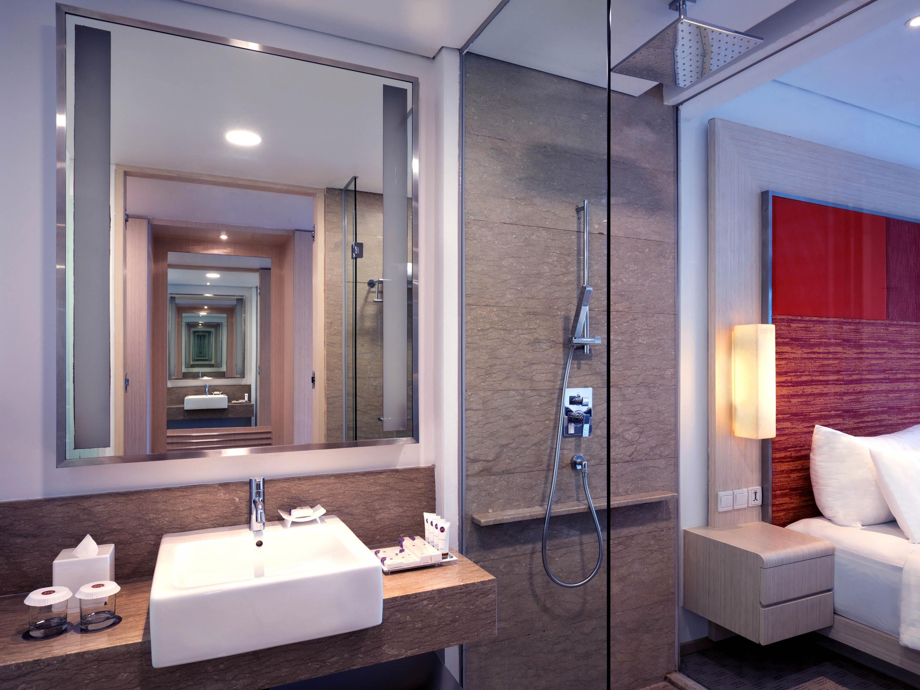 Grand Mercure Jakarta Harmoni Room Type - Grand Deluxe Room with One King Bed Hollywood and Sofa Grand Mercure Jakarta Harmoni Room Type - Grand Deluxe Room with One King Bed Hollywood and Sofa