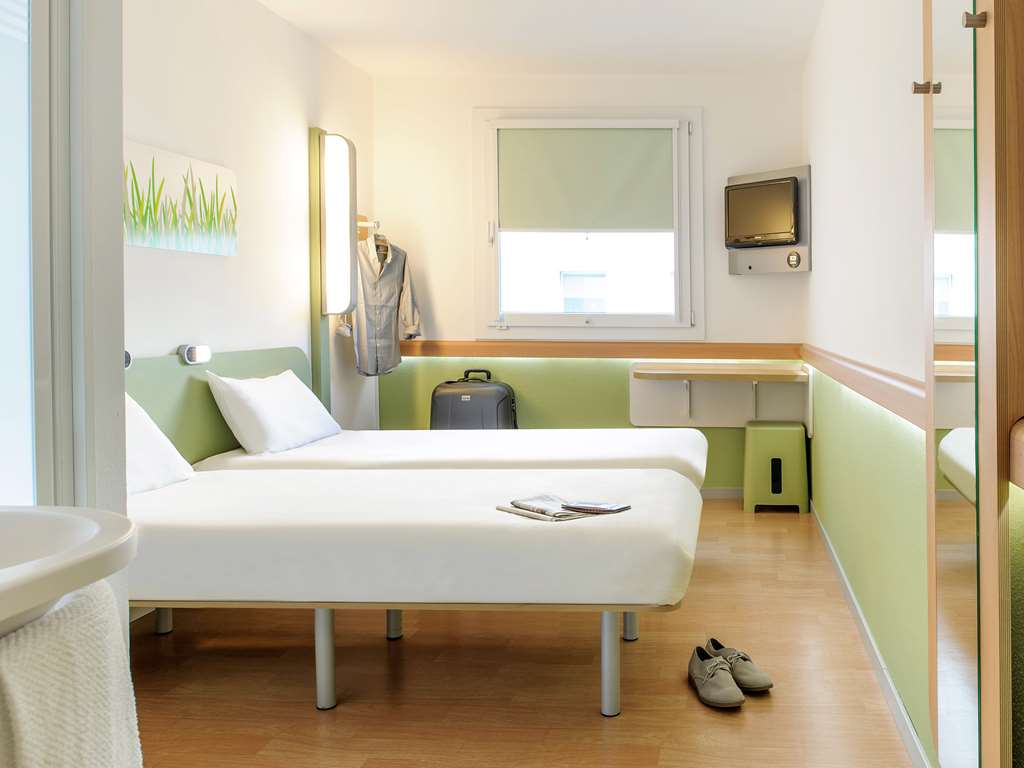 Ibis budget M Room Type - Standard Room with 2 single beds