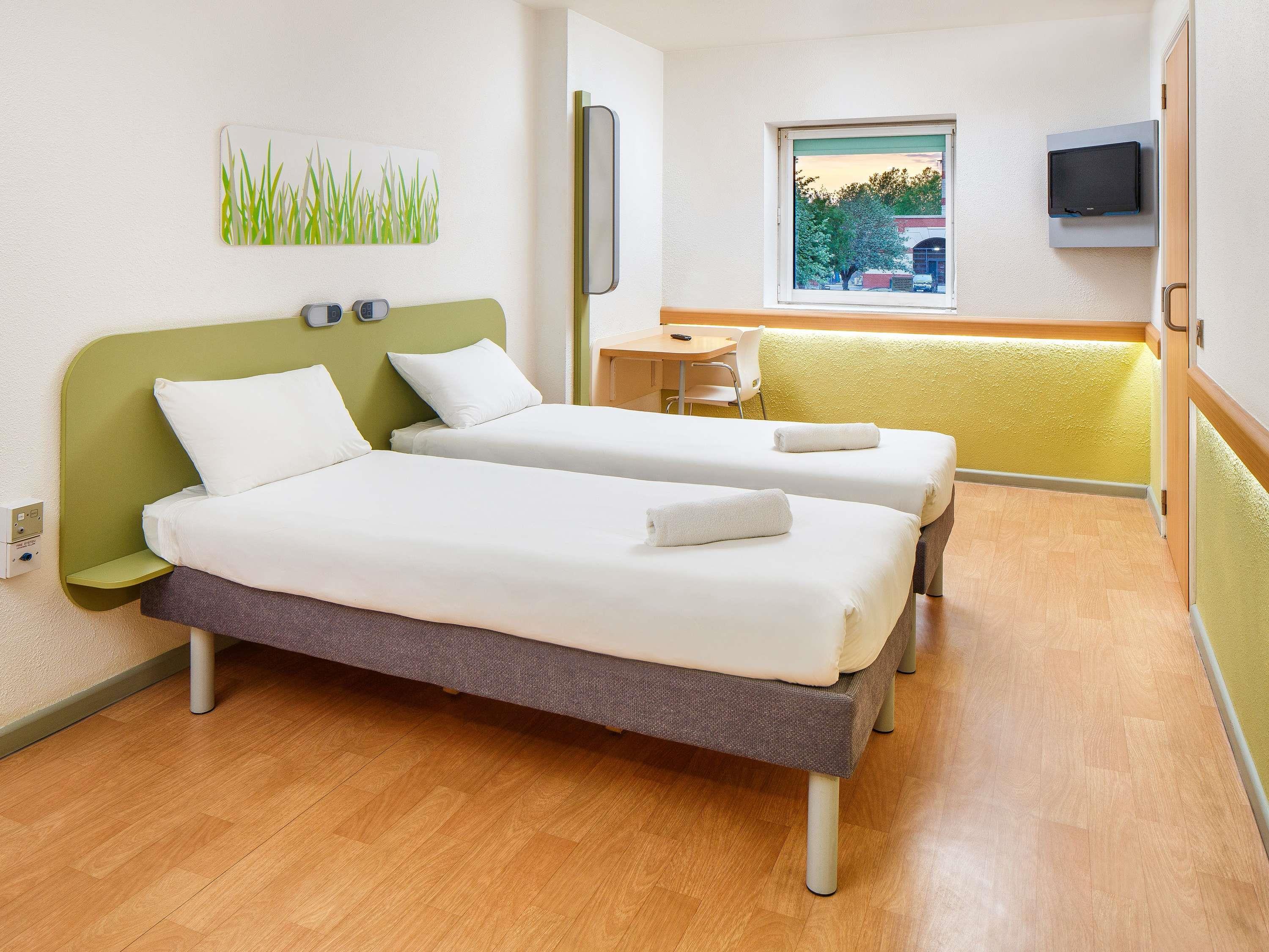 ibis budget Edinburgh Park Room Type - Accessible room with 2 single beds