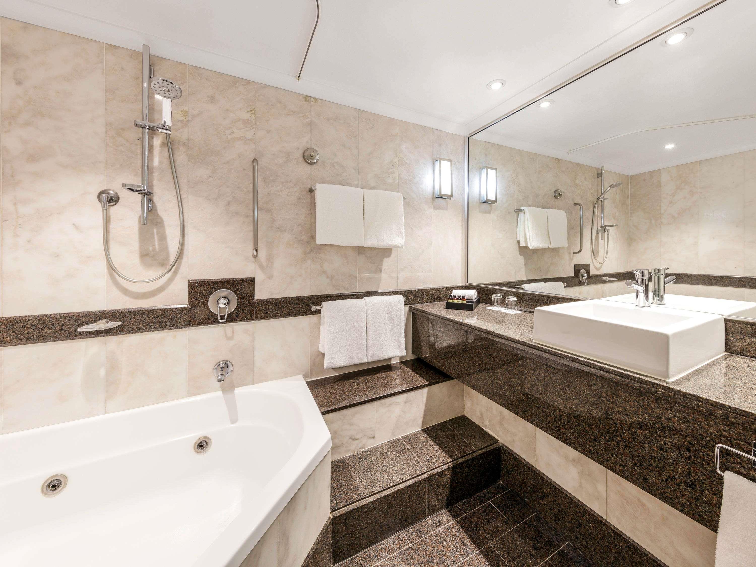 Pullman Sydney Hyde Park Room Type - Junior Suite, 1 King Bed with Spa