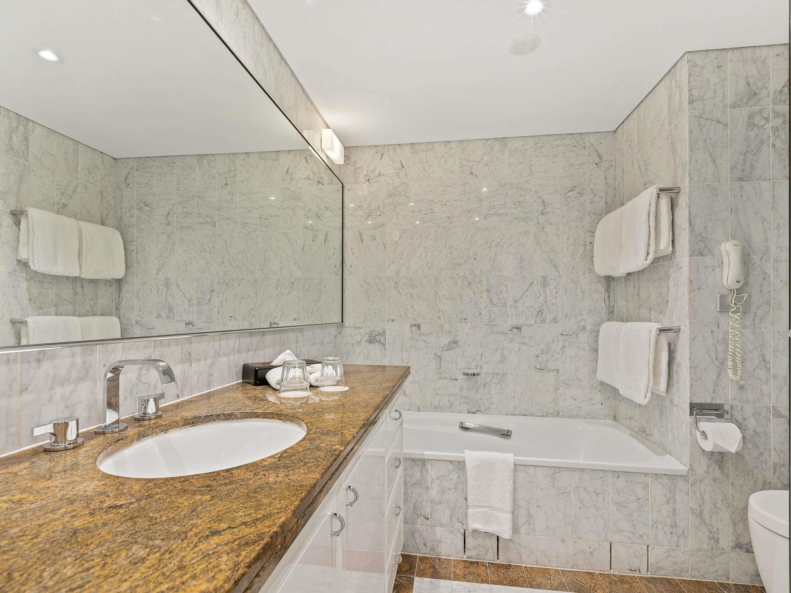 Quay West Suites Sydney Room Type - Deluxe One King Bedroom Harbour View Apartment