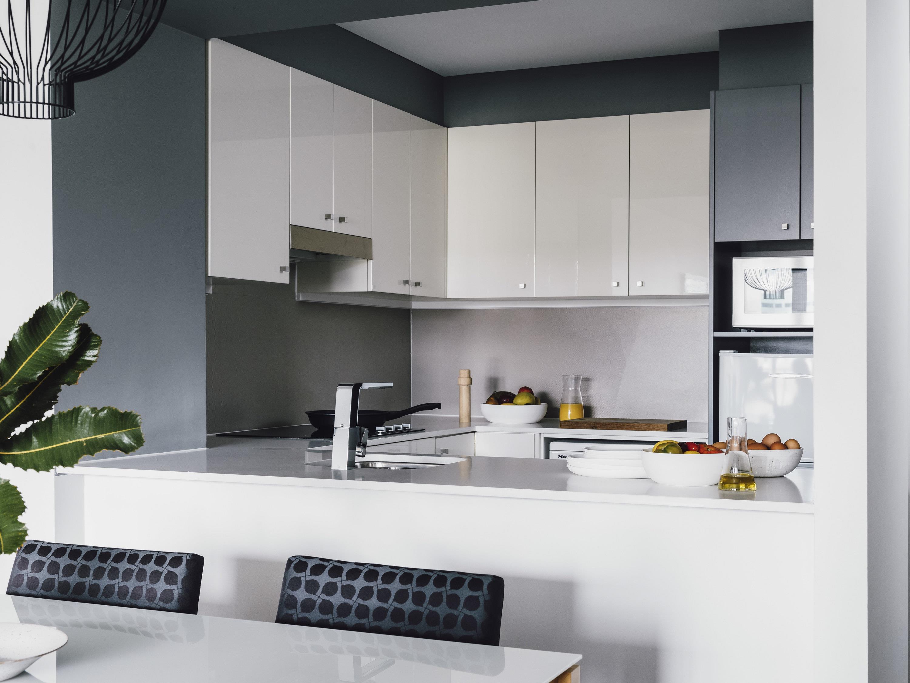 Quay West Suites Melbourne Room Type - 1 Bedroom Deluxe Apartment, River View, 1 King or 1 Queen, Floors 10 – 15, Kitchen, Balcony