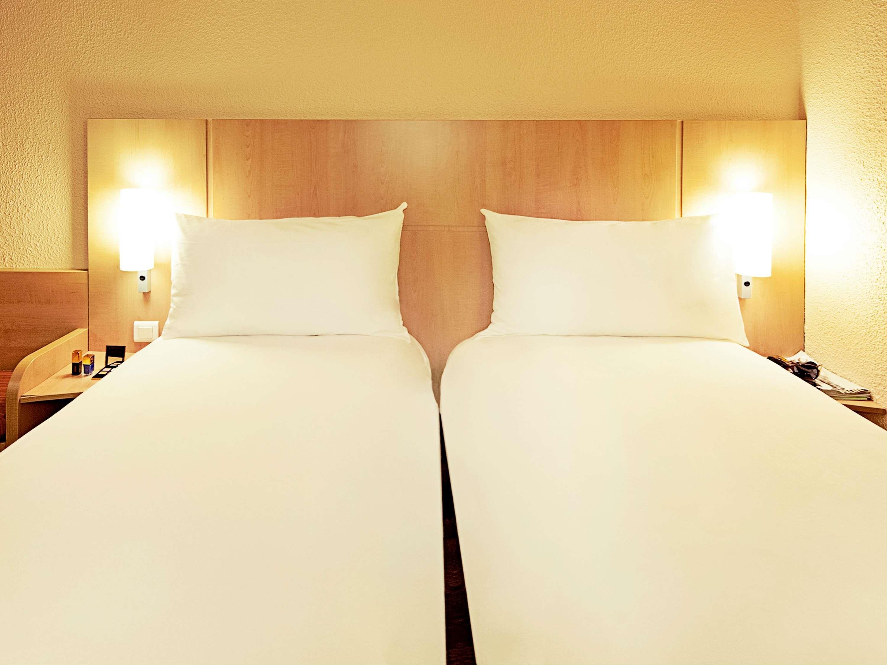 ibis Soissons Hotel Room Type - Standard Room with 2 single beds