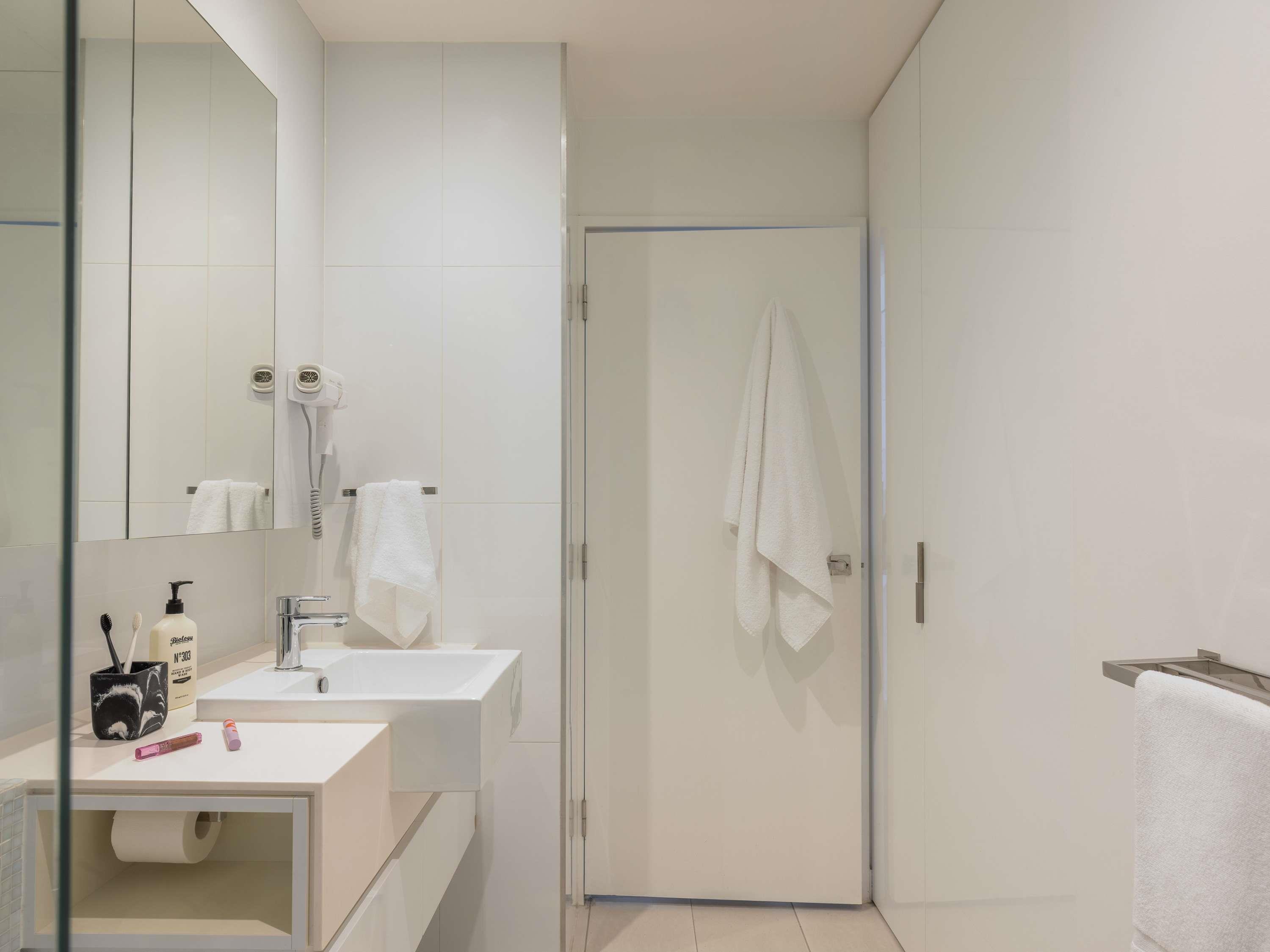 The Sebel Melbourne Docklands Hotel Room Type - 2 BEDROOM 2 BATHROOM APARTMENT - BALCONY and WATER VIEW (2 Kings or 4 King Splits) The Sebel Melbourne Docklands Hotel Room Type - 2 BEDROOM 2 BATHROOM APARTMENT - BALCONY and WATER VIEW (2 Kings or 4 King Splits)