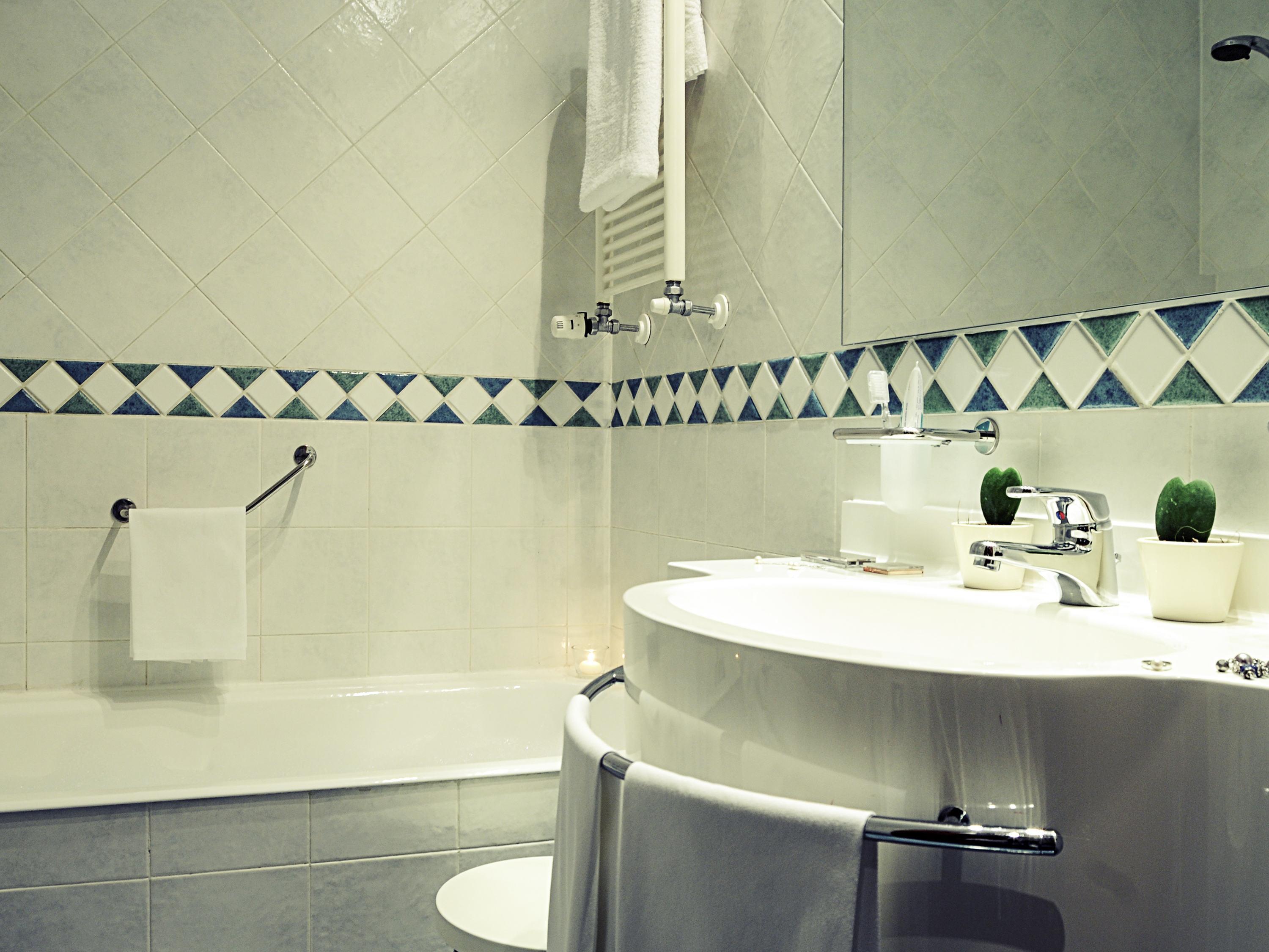 Mercure Genova San Biagio Room Type - Standard Room with 1 double bed and 1 single bed