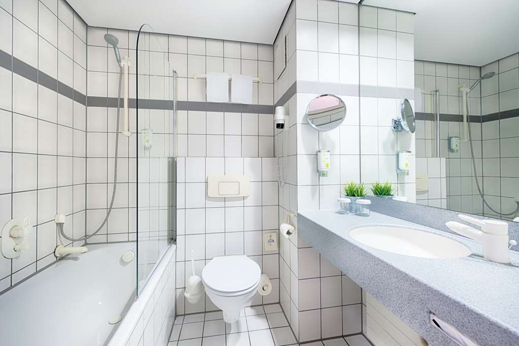 Achat Hotel Stuttgart Airport Messe-guestroom-Guest Room,Bathroom,On-Site.jpg