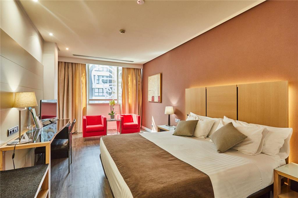 Silken Puerta Valencia-guestroom-Guest Room,On-Site.jpg