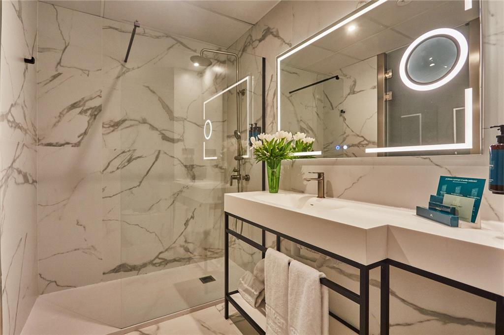 Silken Puerta Valencia-guestroom-Guest Room,Bathroom,On-Site.jpg