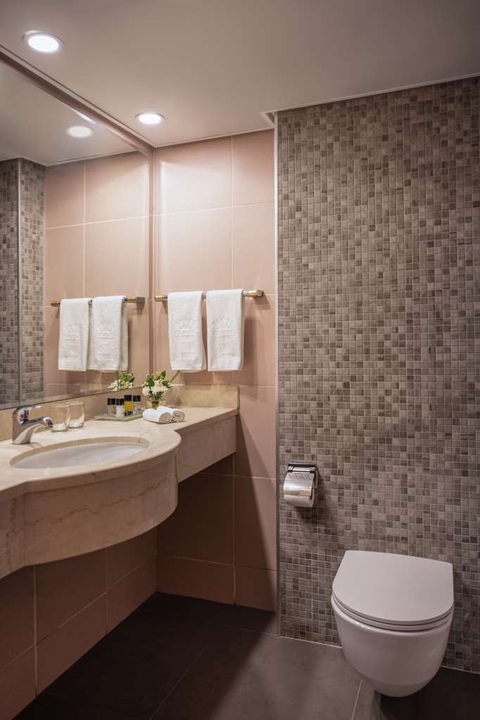 Dan Panorama Eilat-guestroom-Guest Room,Bathroom,On-Site.jpg