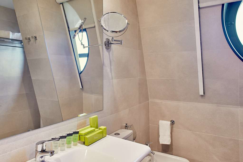 Silken Ciudad De Vitoria Hotel-guestroom-Guest Room,Bathroom,On-Site.jpg