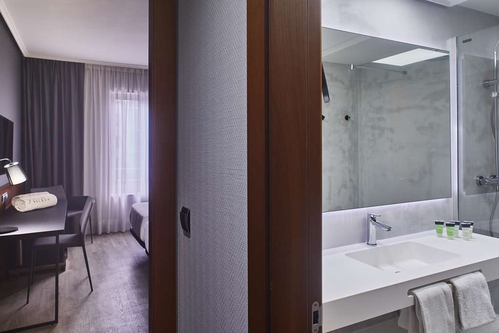 Silken Amara Plaza Hotel-guestroom-Guest Room,Bathroom,On-Site.jpg
