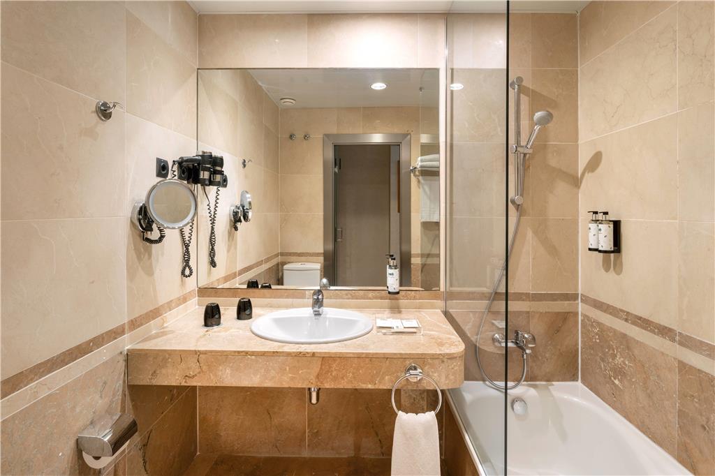 Catalonia Excelsior Hotel-guestroom-Guest Room,Bathroom,On-Site.jpg