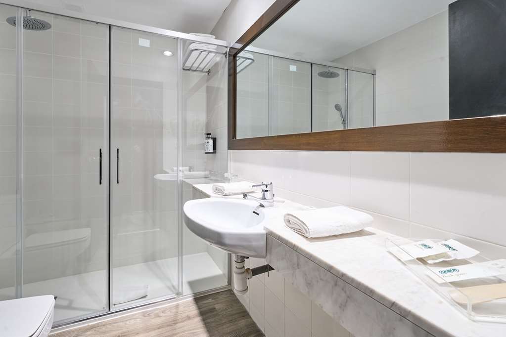 Catalonia Gran Hotel Verdi-guestroom-Guest Room,Bathroom,On-Site.jpg