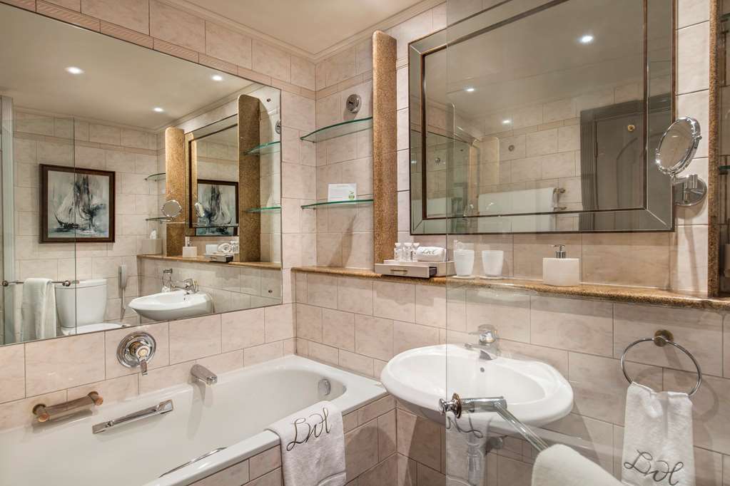 Labourdonnais Waterfront Hotel-guestroom-Guest Room,Bathroom,On-Site.jpg