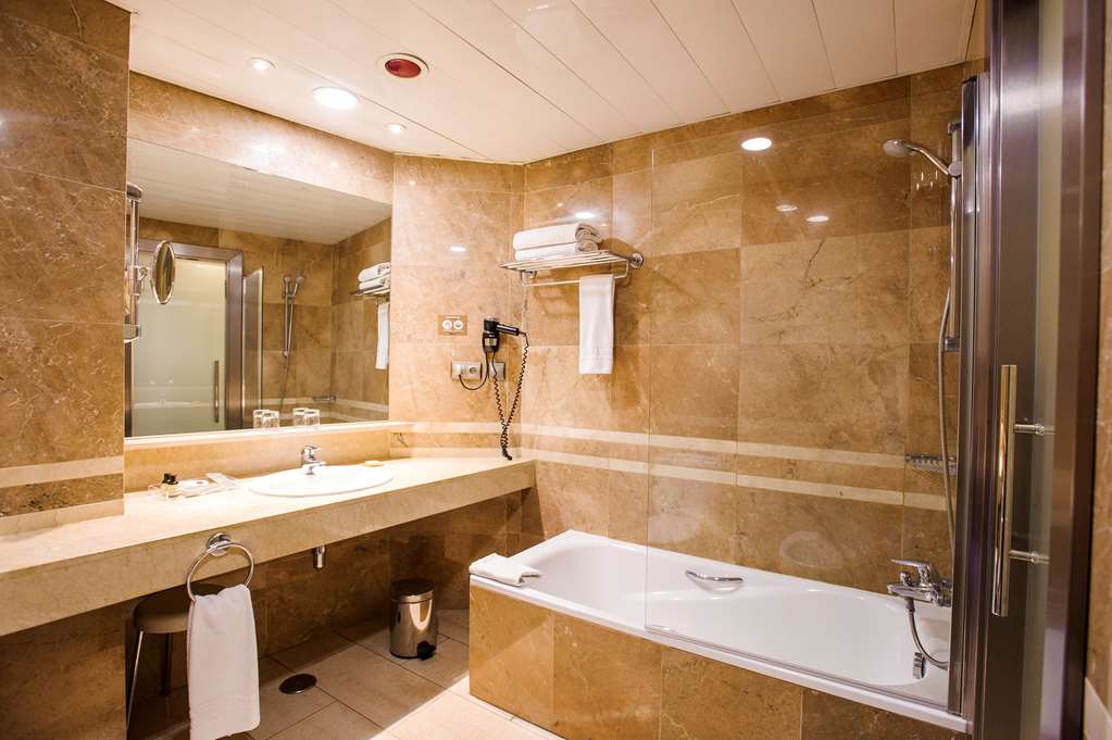 Catalonia Conde De Floridablanca-guestroom-Guest Room,Bathroom,On-Site.jpg