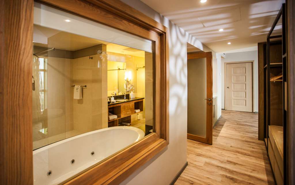 Hennessy Park Hotel-guestroom-Guest Room,Bathroom,Suite,On-Site.jpg