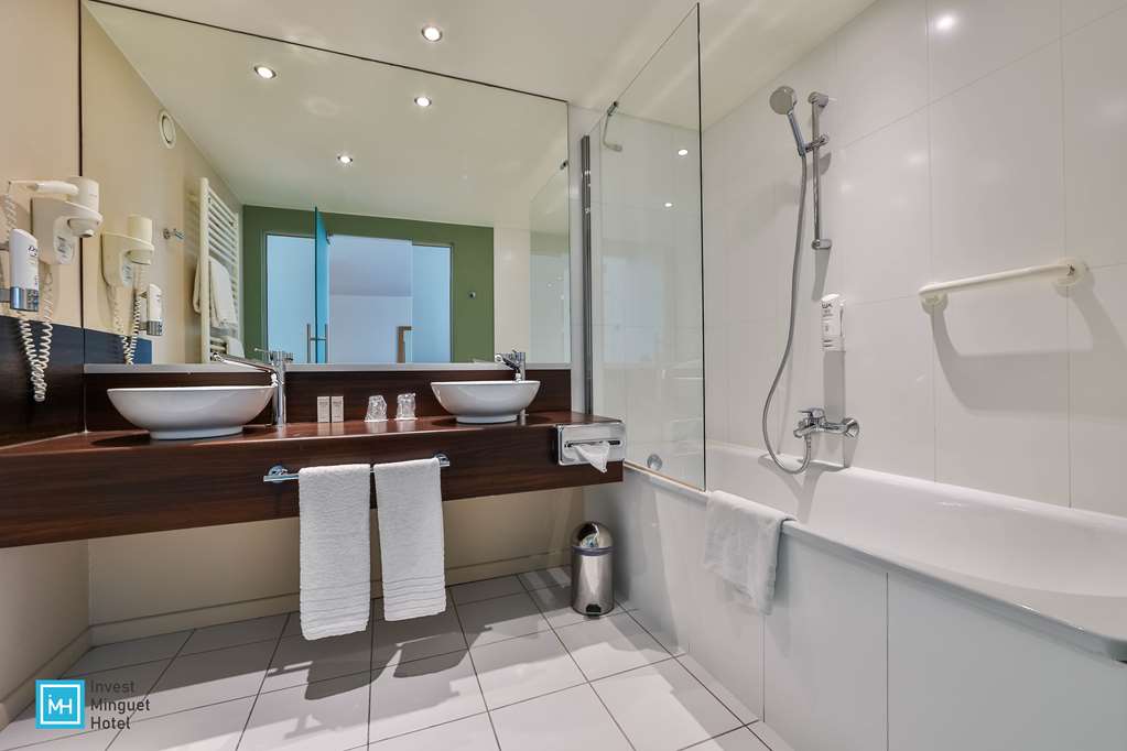 Hotel De La Couronne Liege-guestroom-Guest Room,Guest Room Amenity,Indoor/Interior,On-Site.jpg