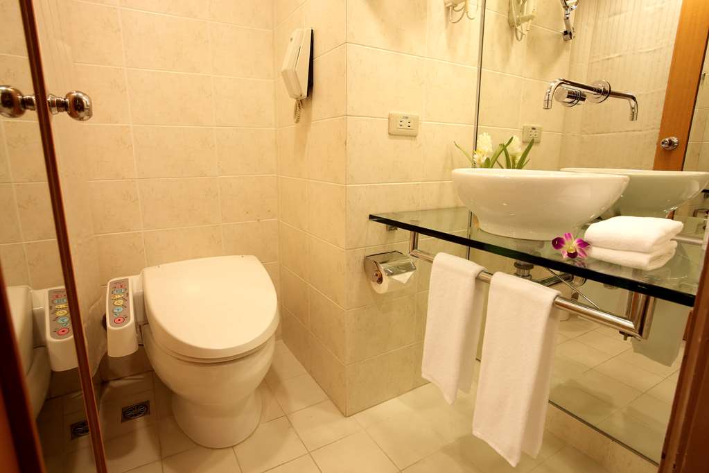 Gloria Prince Hotel Taipei-guestroom-Guest Room,Bathroom,On-Site.jpg