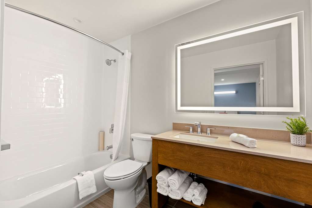 Good Nite Inn Calabasas - Malibu Area-guestroom-Guest Room,Bathroom,On-Site.jpg