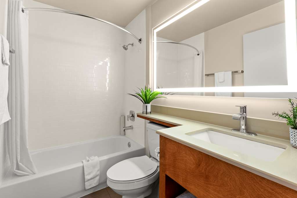 Good Nite Inn Fremont - Silicon Valley-guestroom-Guest Room,Bathroom,On-Site.jpg