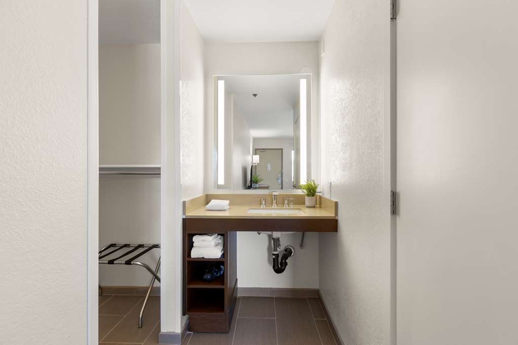 GOOD NITE INN CAMARILLO VENT-guestroom-Guest Room,Bathroom,On-Site.jpg