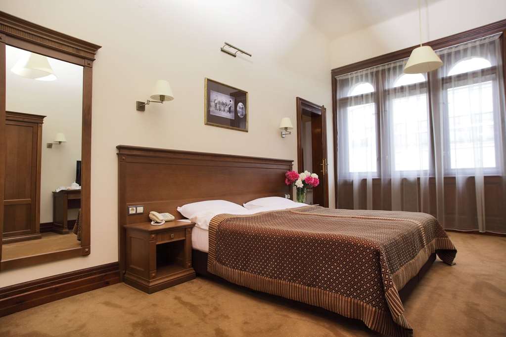 George Hotel-guestroom-Guest Room,On-Site.jpg