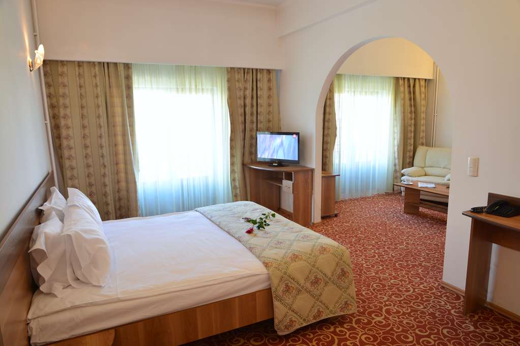 Central Hotel-guestroom-Guest Room,Suite,On-Site.jpg