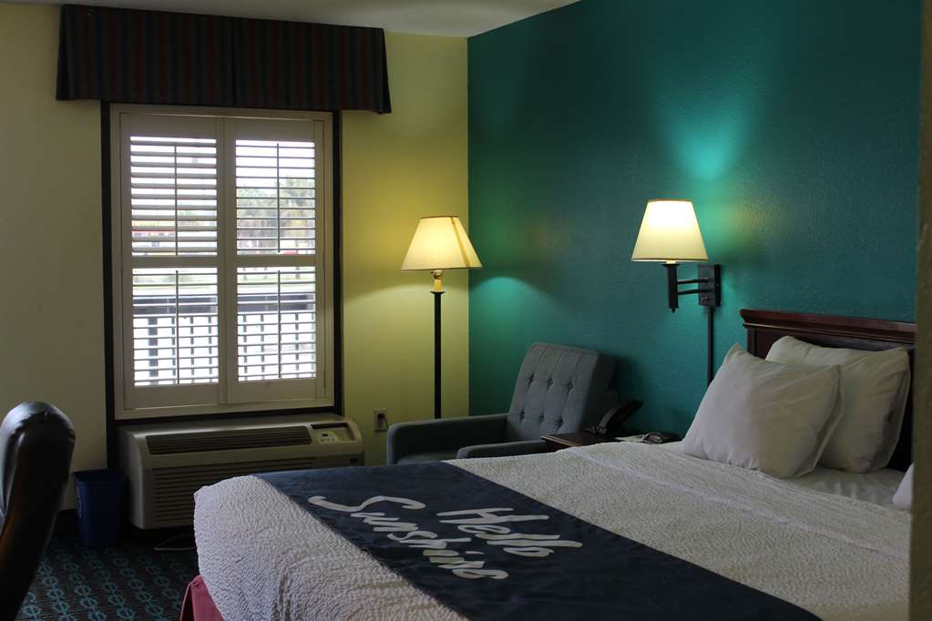 DAYS INN MARIANNA-guestroom-Guest Room,On-Site.jpg