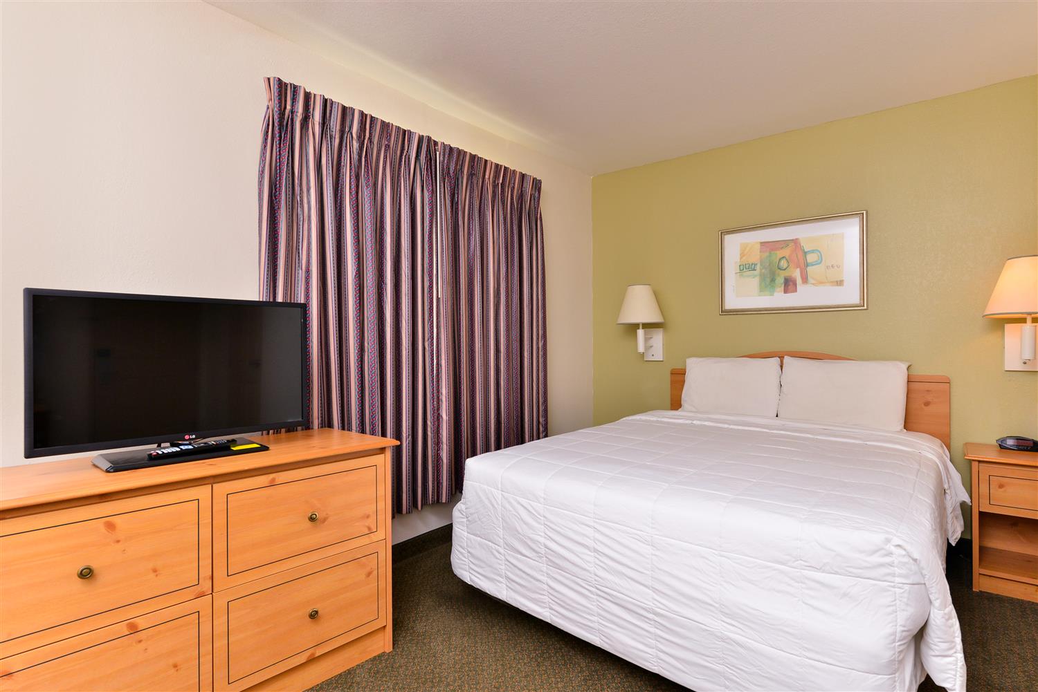 1 Queen Bed Non-Smoking image