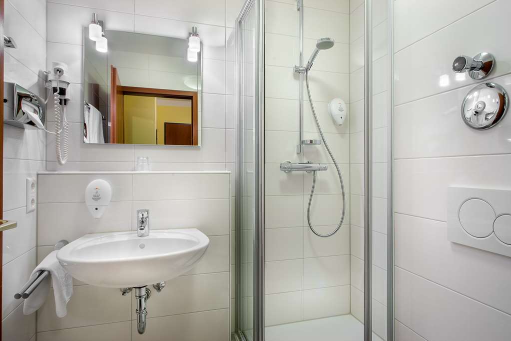 ACORA KARLSRUHE ZENTRUM-guestroom-Guest Room,Bathroom,On-Site.jpg
