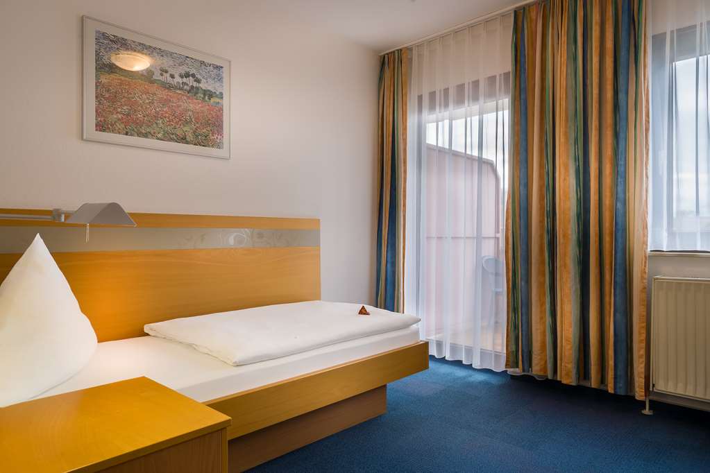 ACORA KARLSRUHE ZENTRUM-guestroom-Guest Room,On-Site.jpg