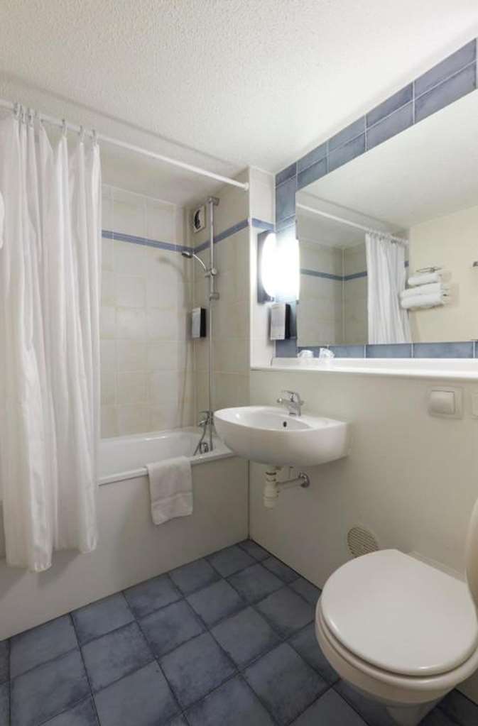 CAMPANILE AURILLAC-guestroom-Guest Room,Bathroom,On-Site.jpg