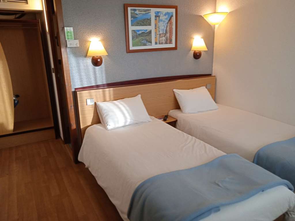 CAMPANILE AURILLAC-guestroom-Guest Room,On-Site.jpg