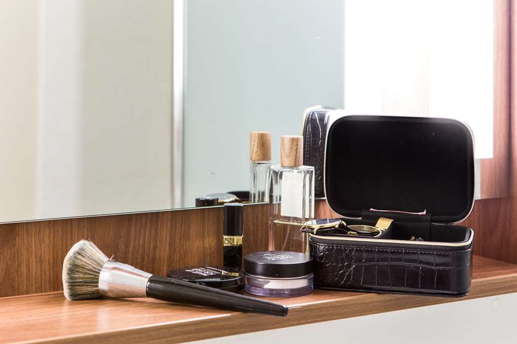 CAMPANILE BESANCON VALENTIN-guestroom-Guest Room,Bathroom,On-Site.jpg