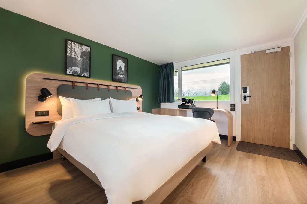 CAMPANILE BESANCON OUEST - CHATEAUF-guestroom-Guest Room,Bed,Indoor/Interior,On-Site.jpg