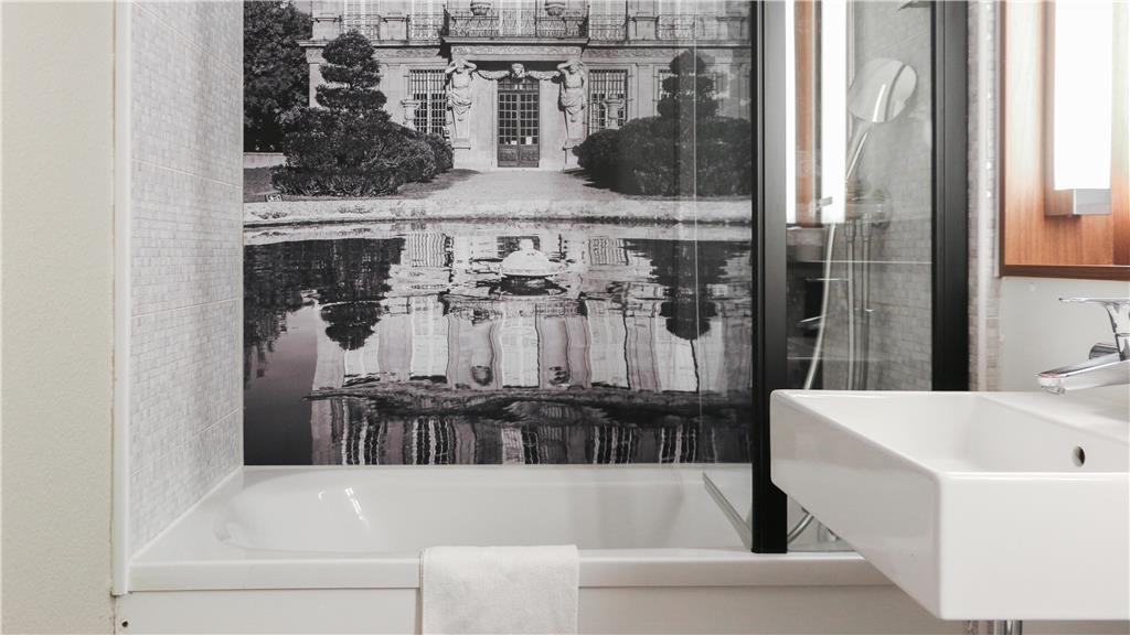 CAMPANILE BESANCON OUEST - CHATEAUF-guestroom-Guest Room,Bathroom,On-Site.jpg
