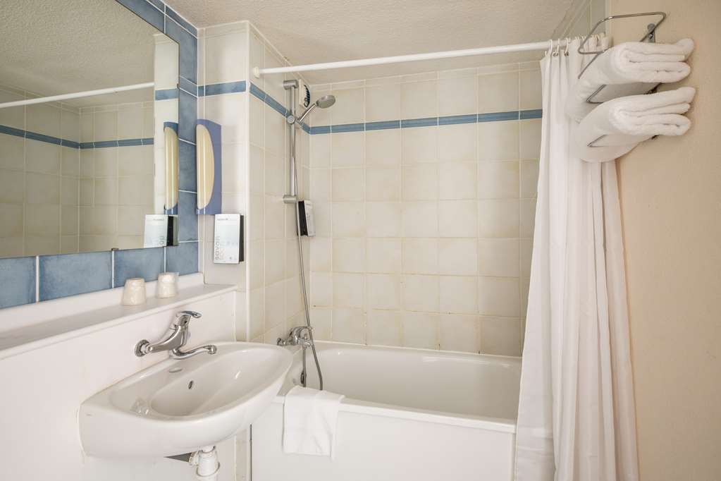 CAMPANILE BRIVE LA GAILLARDE OUEST-guestroom-Guest Room,Bathroom,On-Site.jpg