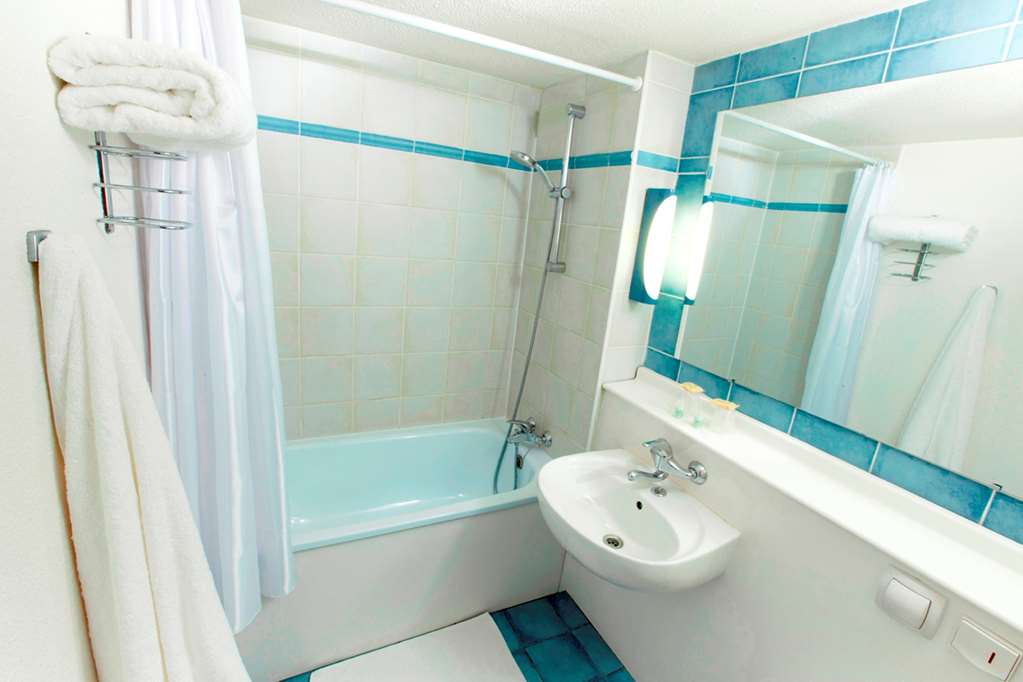 KYRIAD CAEN NORD - HEROUVILLE SAINT-guestroom-Guest Room,Bathroom,On-Site.jpg